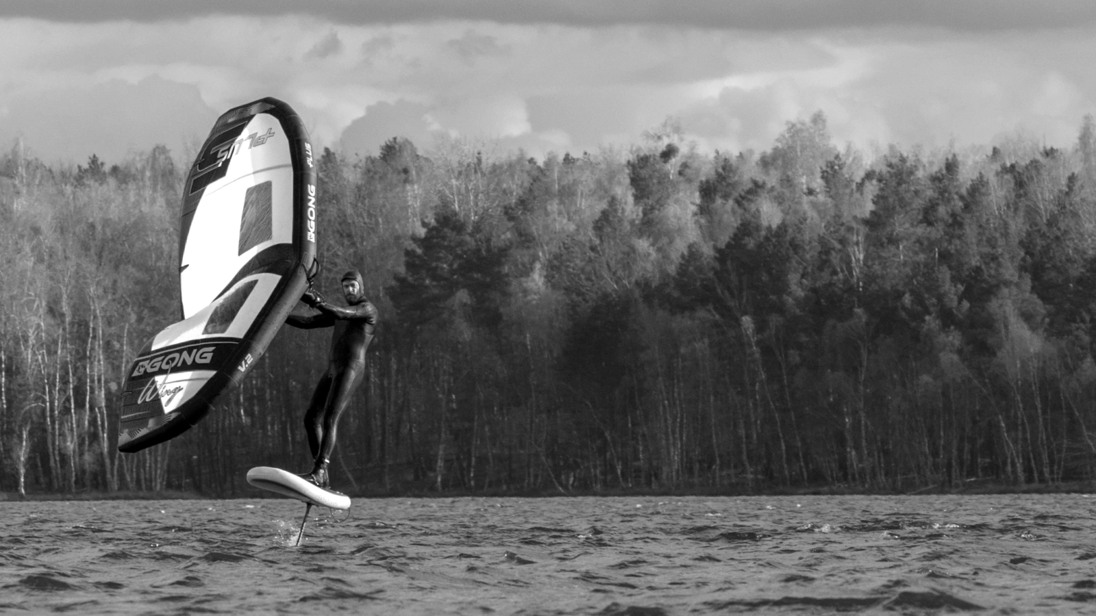 Surfen am Senftenberger See im April