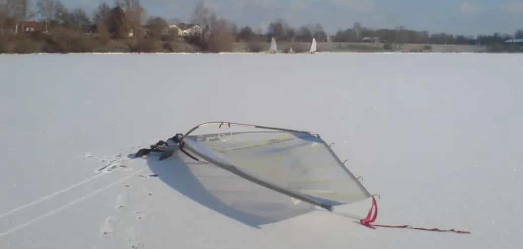 Surfen am Senftenberger See im Winter